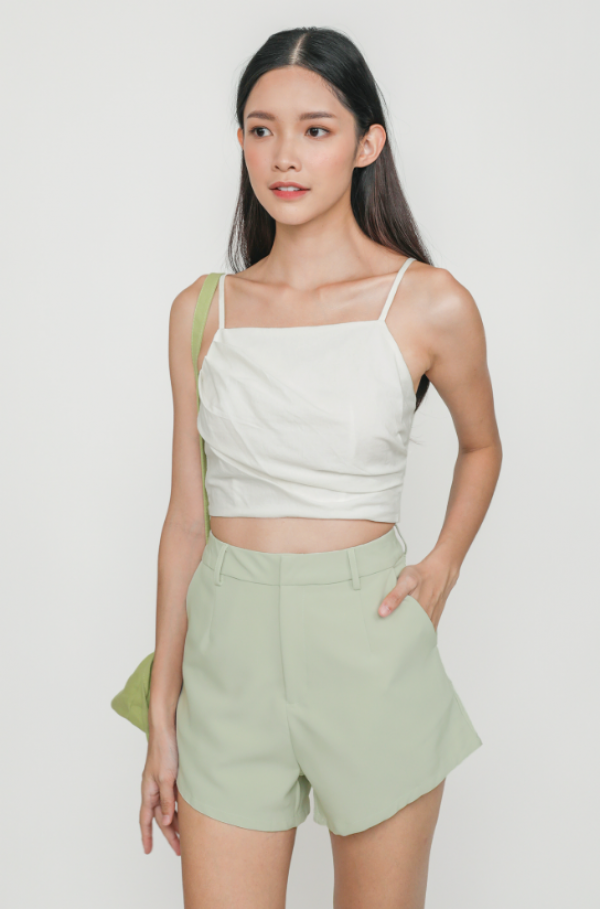 Atasan tank dengan detail lipit di bagian depan